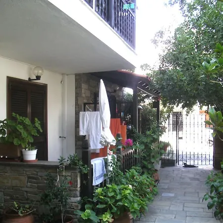 Papatzikos Traditional Aparthotel 2*