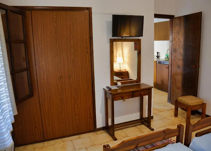 Papatzikos Traditional Néos Marmarás