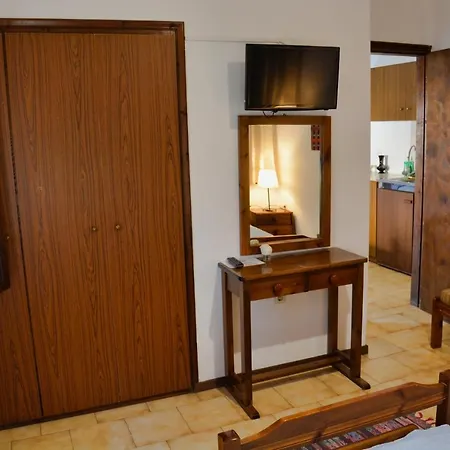 Papatzikos Traditional Néos Marmarás